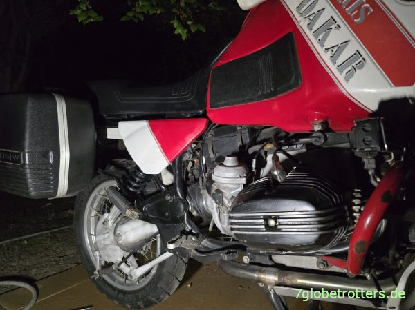 Seitendeckel der BMW R 100 GS mit weißer Sprühfolie neu lackieren