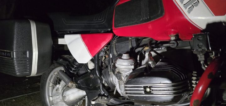 Seitendeckel der BMW R 100 GS mit weißer Sprühfolie neu lackieren