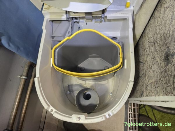 Umgebaute Trockentrenntoilette (Separett Tiny) ohne Syphon im Urinablauf Umgebaute Trockentrenntoilette (Separett Tiny) ohne Syphon im Urinablauf