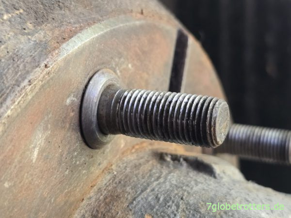 Zentrierring am Radbolzen auf der Bremstrommel Mercedes 711D Zentrierring am Radbolzen auf der Bremstrommel Mercedes 711D