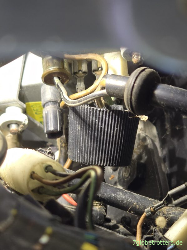 Dicke Rändelschraube für die Schweinwerfereinstellung und schlanke Einstellschraube für die Uhr Dicke Rändelschraube für die Schweinwerfereinstellung und schlanke Einstellschraube für die Uhr