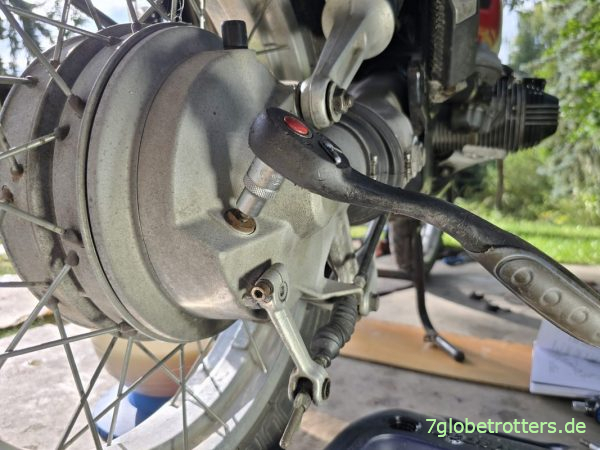 Einfüllschraube Hinterradantrieb BMW R100GS öffnen mit Inbus 6 mm