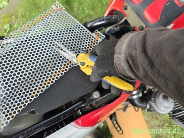 Gitter vor der Ansaugöffnung Luftfilter bauen