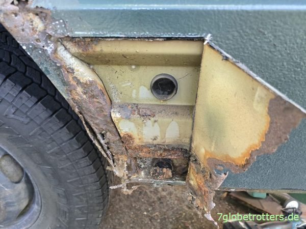 Nur ein paar Rostblasen unterm Lack des Mercedes 711D