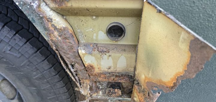 Nur ein paar Rostblasen unterm Lack des Mercedes 711D