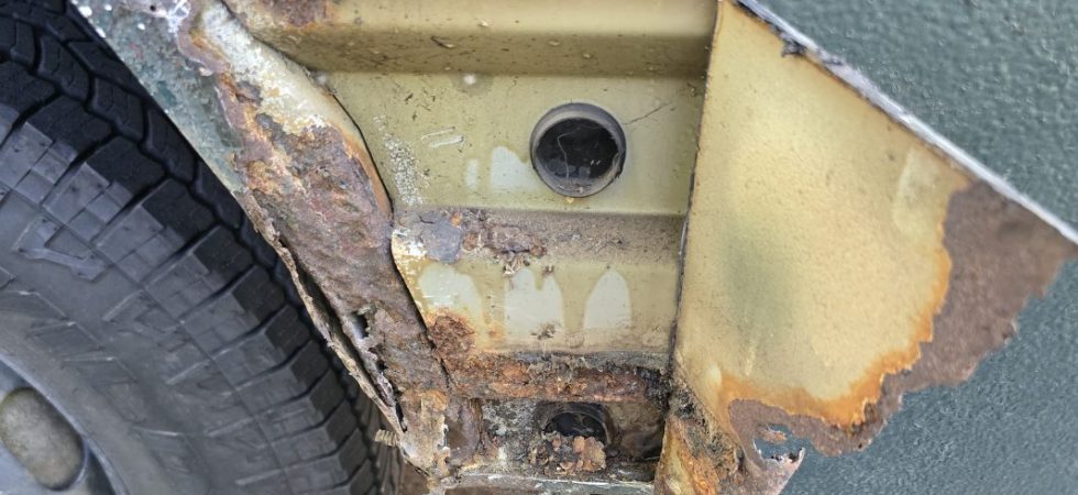 Nur ein paar Rostblasen unterm Lack des Mercedes 711D