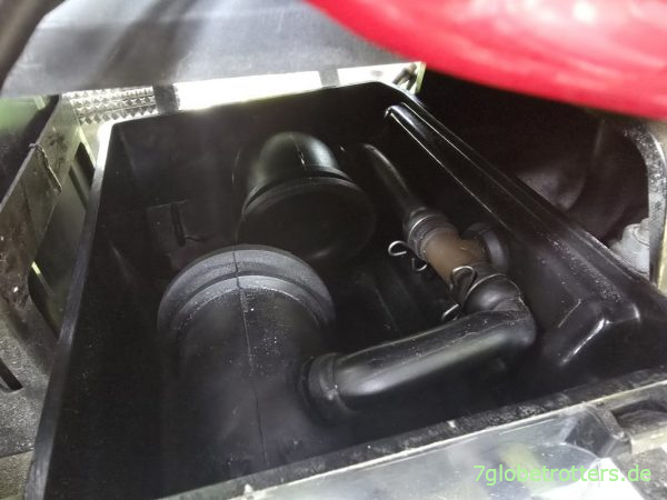 Luftfiltergehäuse mit den Abgängen zu den Vergasern BMW R100GS
