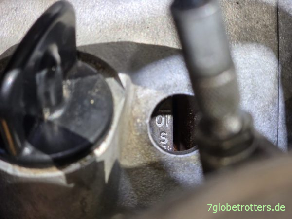 Schauloch für den Oberen Totpunkt der R100GS neben dem Ölmessstab Schauloch für den Oberen Totpunkt der R100GS neben dem Ölmessstab