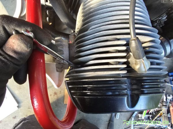 Beide Muttern SW 10 der Zylinderkopfhaube lösen Beide Muttern SW 10 der Zylinderkopfhaube lösen