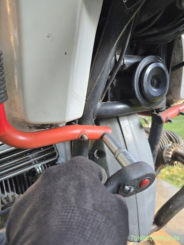 Demontage Frontschutzbügel BMW R100GS Demontage Frontschutzbügel BMW R100GS