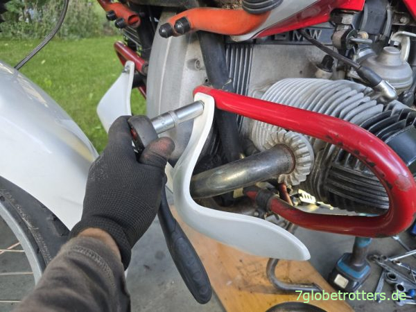 Demontage Motorschutz zum Einstellen der Ventile an der BMW R100GS Paris Dakar Demontage Motorschutz zum Einstellen der Ventile an der BMW R100GS Paris Dakar