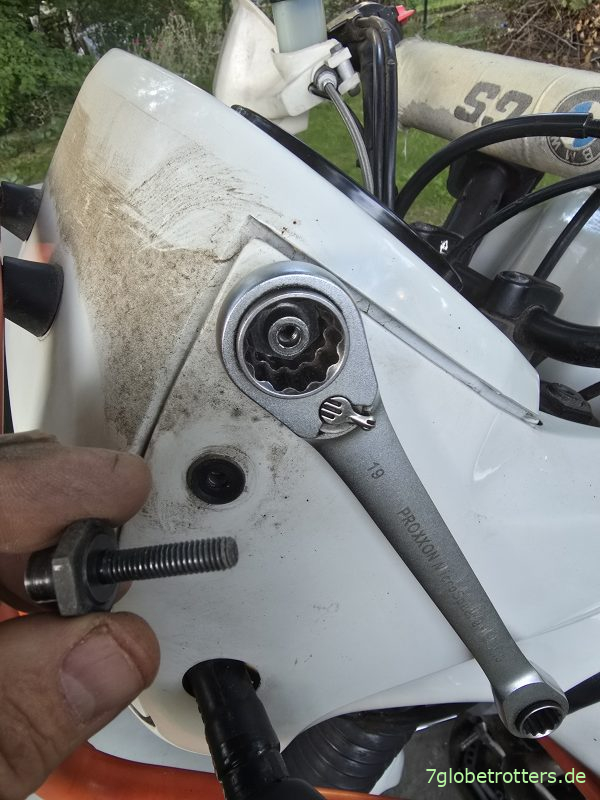 Demontage linke Seitenverkleidung BMW R100GS Demontage linke Seitenverkleidung BMW R100GS