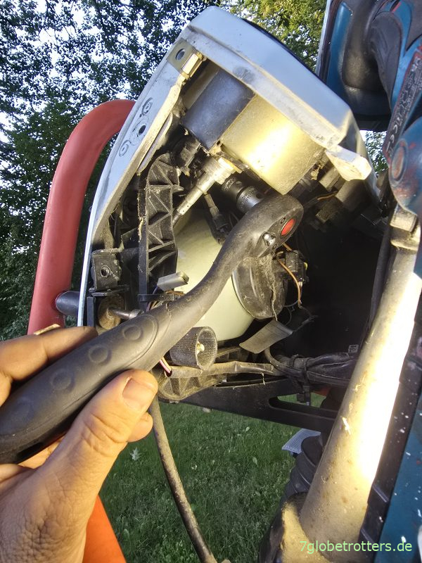 Demontage linke obere Innenschraube Frontschutzbügel Demontage linke obere Innenschraube Frontschutzbügel