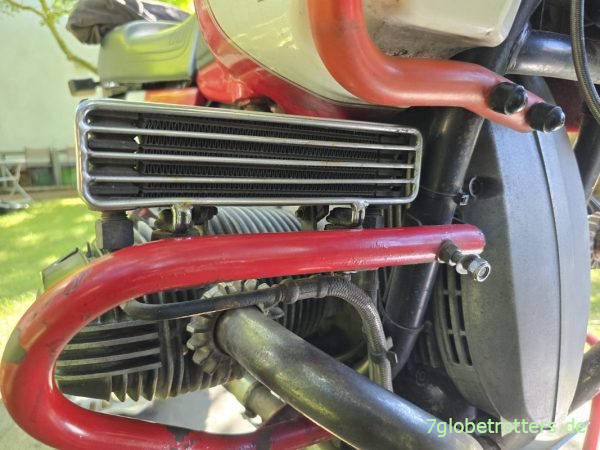 Demontage rechter Motorschutzbügel mit Ölkühler Demontage rechter Motorschutzbügel mit Ölkühler