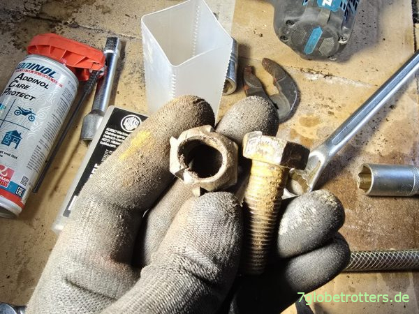 Die klemmende Schraube bei der Demontage der Anhängerkupplung Die klemmende Schraube bei der Demontage der Anhängerkupplung