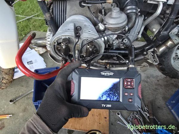 Kolben auf oberem Totpunkt OT mit Endoskop untersuchen Kolben auf oberem Totpunkt OT mit Endoskop untersuchen