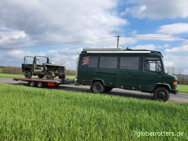 Kombination aus schwerem Wohnmobil und Anhänger mit privatem PKW Kombination aus schwerem Wohnmobil und Anhänger mit privatem PKW