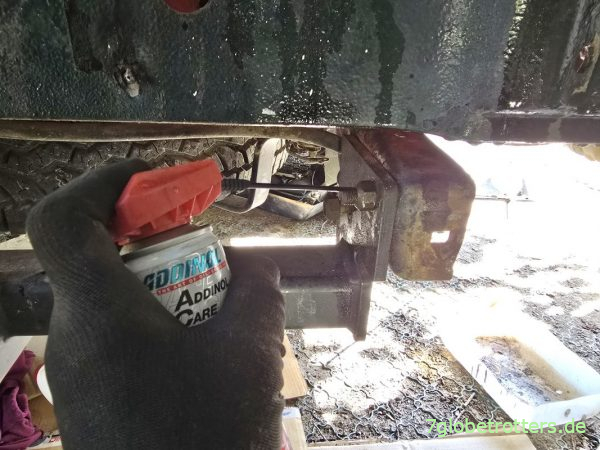 Rostlöser an der AHK-Schraube Rostlöser an der AHK-Schraube