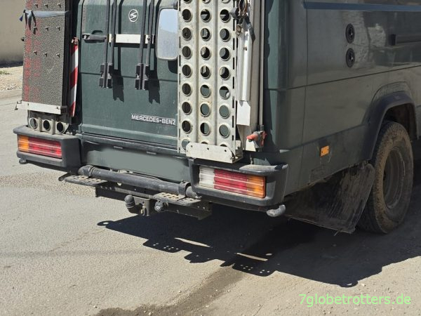 Schmale Doppeltrittstufe über der Hängerkupplung Schmale Doppeltrittstufe über der Hängerkupplung