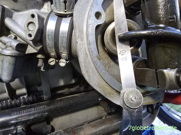 Ventilspiel Einlassventil der BMW R100GS prüfen (0,10 mm) Ventilspiel Einlassventil der BMW R100GS prüfen (0,10 mm)