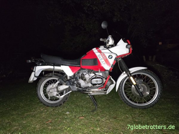 22:22 Uhr: Reisefertig montierte BMW R100GS Paris Dakar mit neu lackierten Sturzbügeln