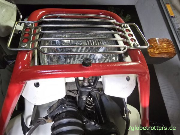 Die beiden letzten Halteschrauben für die Frontverkleidung