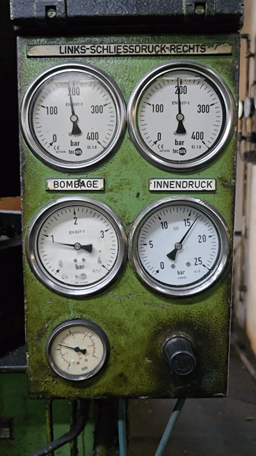 Manometer der Presse im Heidenauer Reifenwerk Manometer der Presse im Heidenauer Reifenwerk
