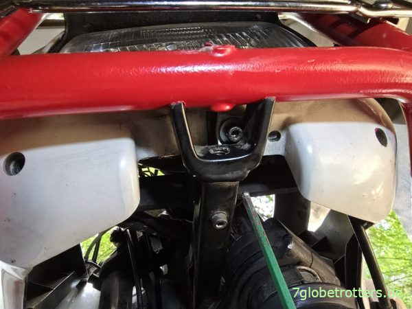 Montage der Verkleidungshalterung unter der Zentralschraube am Frontschutzbügel