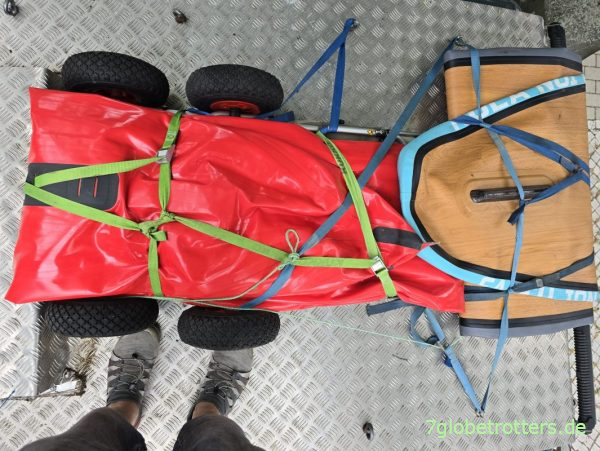Paddelboot auf dem Dachträger des Mercedes 711D