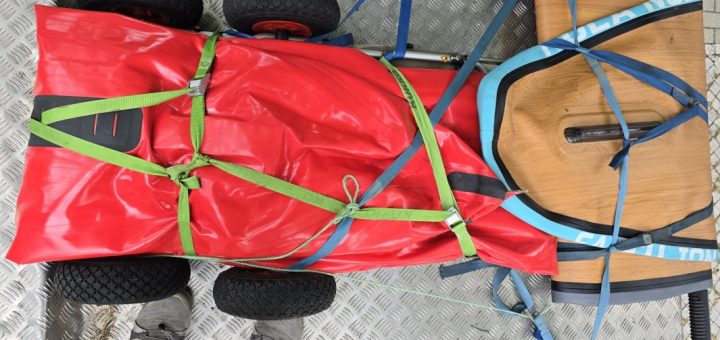 Paddelboot auf dem Dachträger des Mercedes 711D