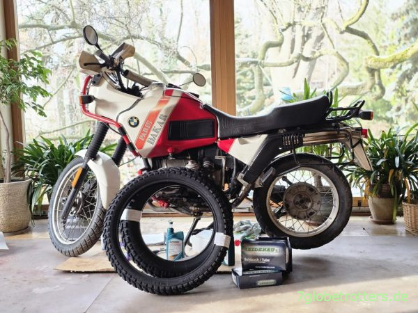 Reifenwerkstatt für die BMW R100GS im Allerheiligsten Reifenwerkstatt für die BMW R100GS im Allerheiligsten