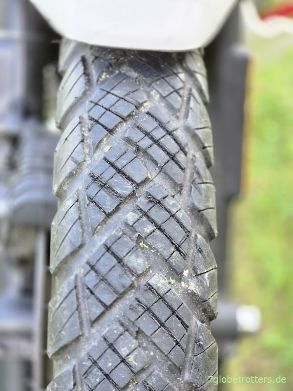 Selbst geschnitzte Winterreifen auf der BMW R100GS Selbst geschnitzte Winterreifen auf der BMW R100GS