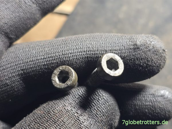 Zwei übrig gebliebene Schrauben zur Montage das Frontschutzbügels