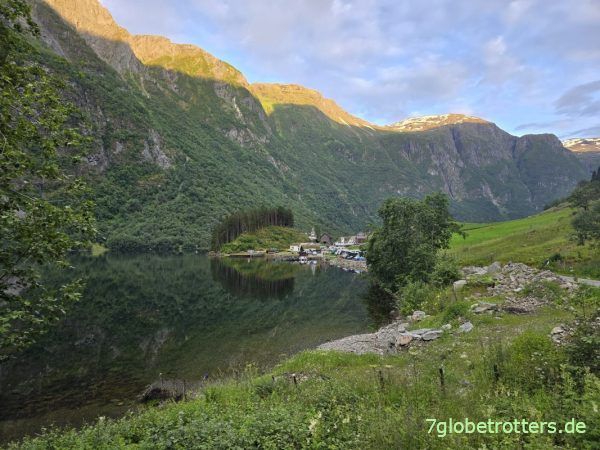 Berge zum Syrdalsbreen am Nærøyfjord Berge zum Syrdalsbreen am Nærøyfjord