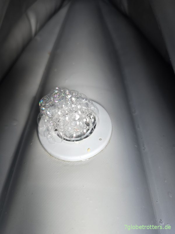 Bläselndes Überdruckventil am Gumotex Seawave Bläselndes Überdruckventil am Gumotex Seawave