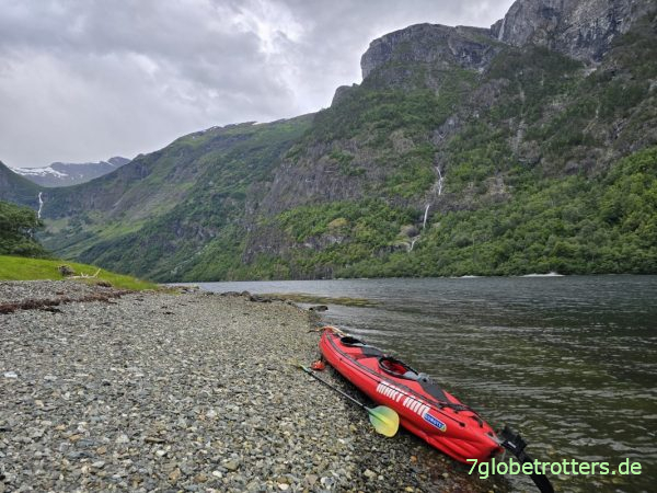 Gumotex Seawave beim Paddeln am Nærøyfjord Gumotex Seawave beim Paddeln am Nærøyfjord