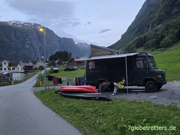 Mercedes 711D am Camp Bakka, Nærøyfjord Mercedes 711D am Camp Bakka, Nærøyfjord