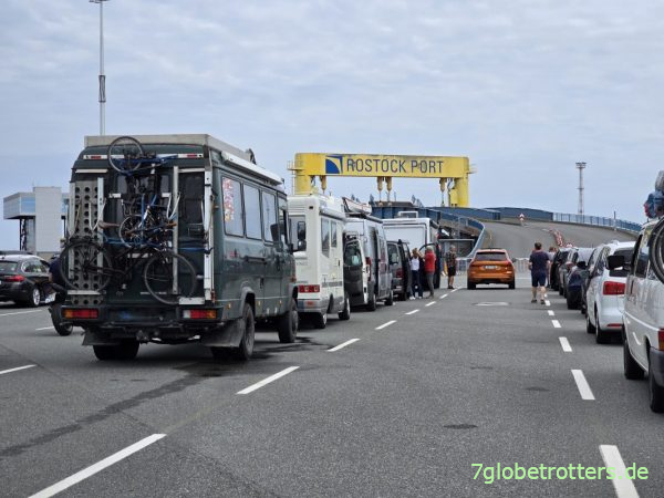 Mercedes 711D an der Fähre Scandlines Rostock-Gedser