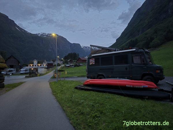 Mercedes 711D auf dem Camping Bakka am Nærøyfjord Mercedes 711D auf dem Camping Bakka am Nærøyfjord