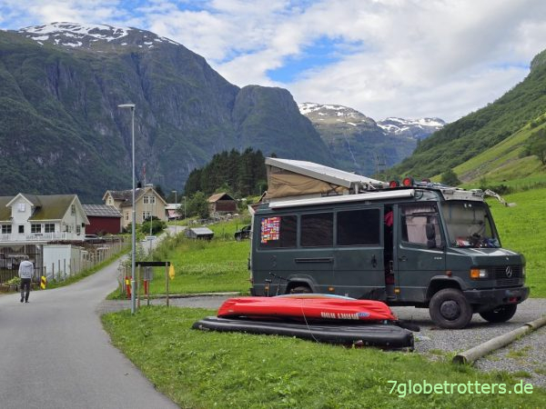 Mercedes 711D auf dem Campingplatz Bakka Nærøyfjord Mercedes 711D auf dem Campingplatz Bakka Nærøyfjord