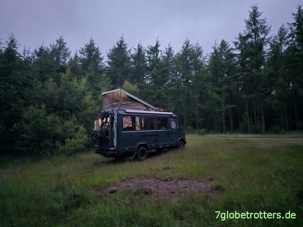 Mercedes 711D im Wald von Årstad, Schweden