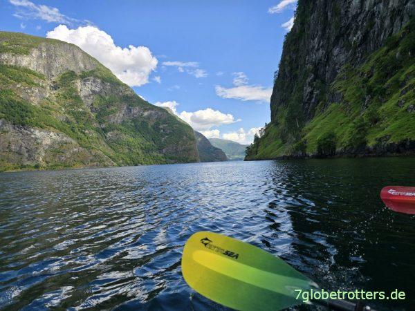 Paddelblick in den Aurlandsfjord Paddelblick in den Aurlandsfjord