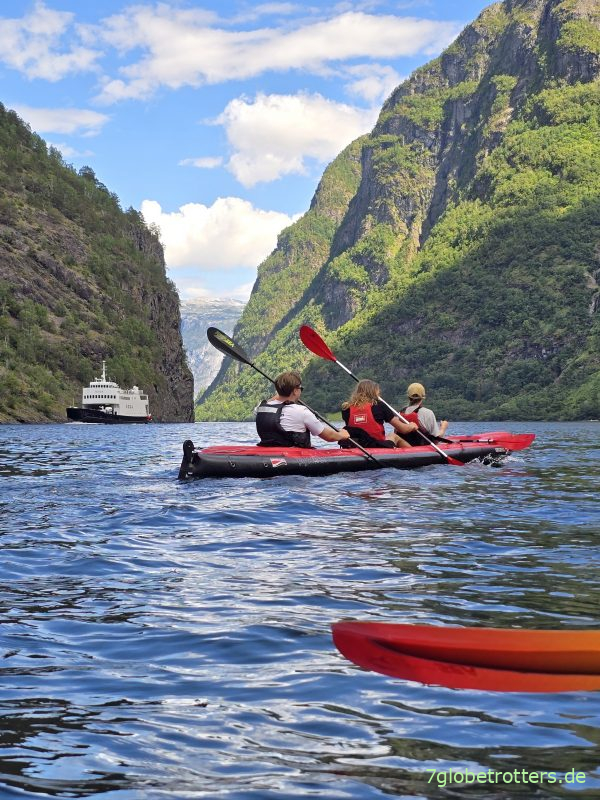 Paddeln an der Engstelle des Nærøyfjords Paddeln an der Engstelle des Nærøyfjords