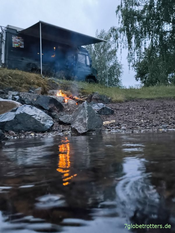 Qualmendes Lagerfeuer in Schweden Qualmendes Lagerfeuer in Schweden