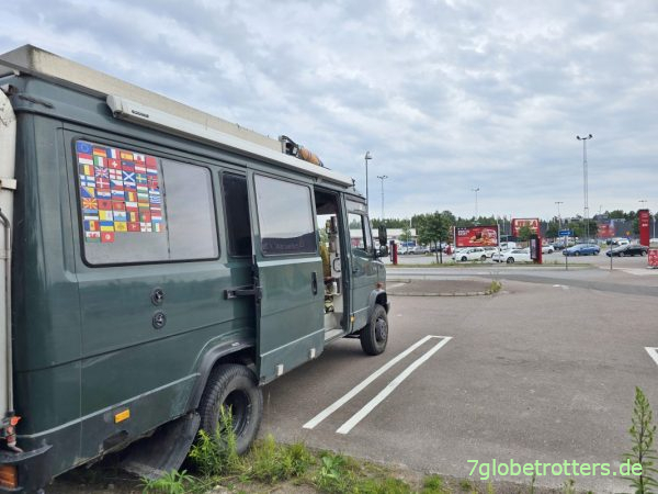 Querparken mit dem Mercedes 711D in Karlstad Querparken mit dem Mercedes 711D in Karlstad