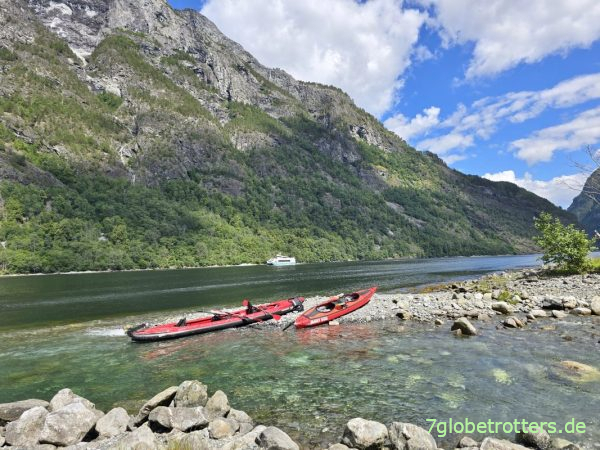 Rastplatz beim Paddeln im Nærøyfjord mit Grabner Riverstar XXL und Gumotex Seawave Rastplatz beim Paddeln im Nærøyfjord mit Grabner Riverstar XXL und Gumotex Seawave