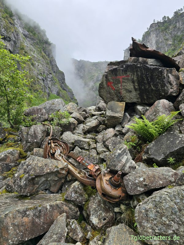 Reste eines Radladers am Vøringsfossen Reste eines Radladers am Vøringsfossen