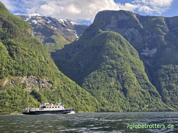 Schiffe beim Paddeln auf dem Nærøyfjord Schiffe beim Paddeln auf dem Nærøyfjord