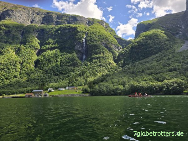 Siedlung Styvi und Styviselvi am südlichen Nærøyfjord Siedlung Styvi und Styviselvi am südlichen Nærøyfjord