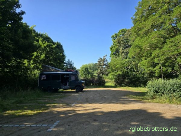 Stellplatz Mercedes 711D vor der Fähre über die Ostsee